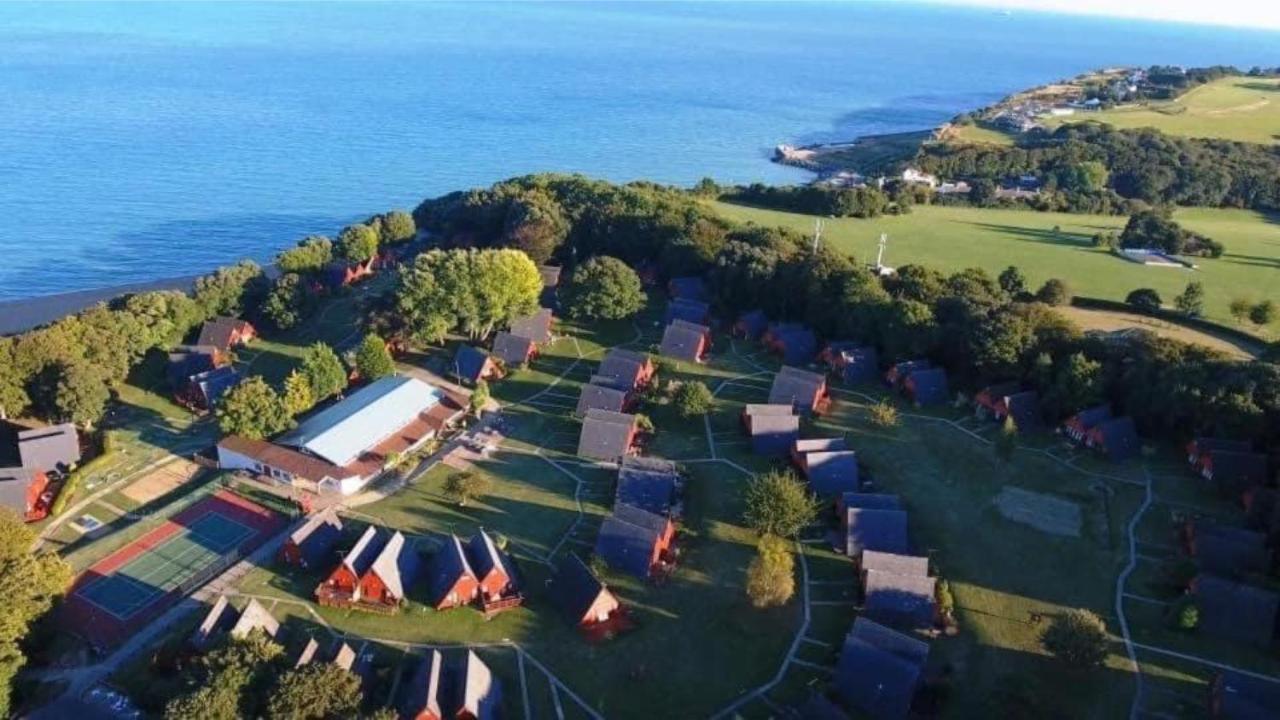 Escape To A Clifftop Chalet With Pool And Tennis Onsite - 1A Kingsdown Holiday Park Kültér fotó