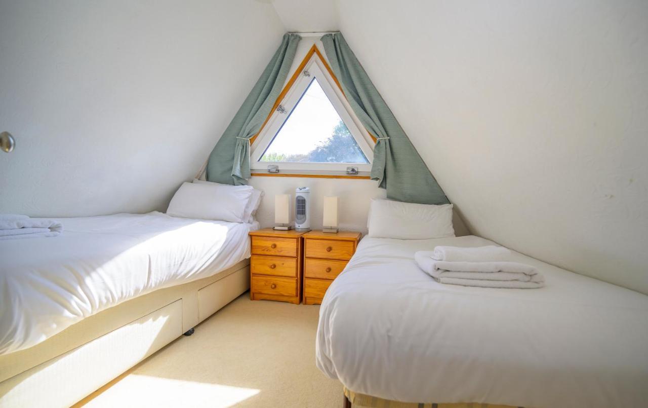 Escape To A Clifftop Chalet With Pool And Tennis Onsite - 1A Kingsdown Holiday Park Kültér fotó
